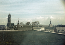 803641 Overzicht vanaf het dak van het Stationspostkantoor (Laan van Puntenburg 5) te Utrecht, met in het midden het ...